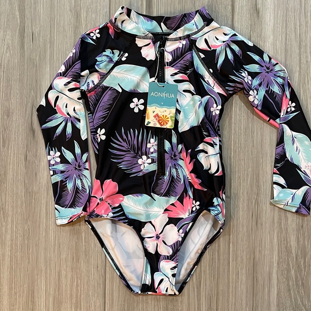 Girls swimsuit rash guard size M